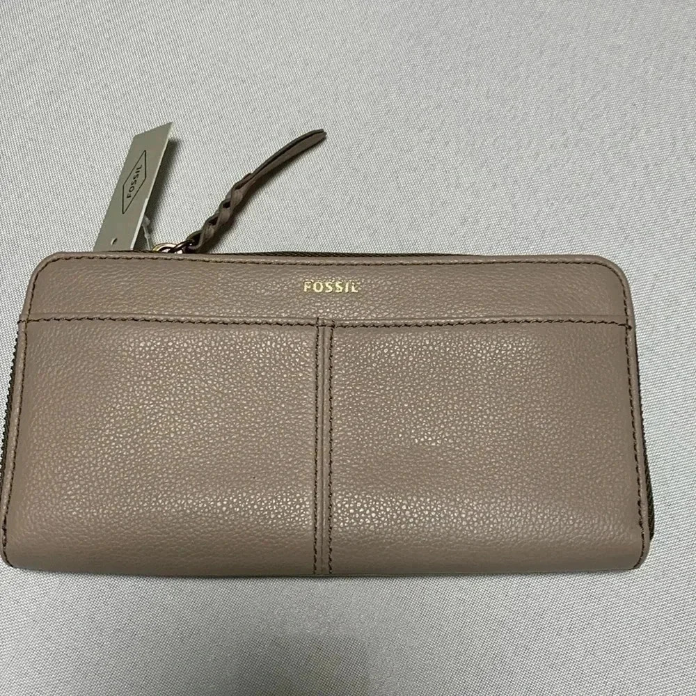 Fossil Women’s Wallet. NWT.